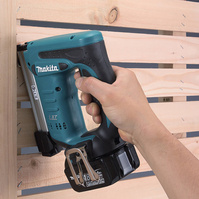 MAKITA Zszywacz akumulatorowy 18V 2x3,0 Ah walizka Makpac DST221RFJ
