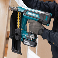 MAKITA Gwoździarka akumulatorowa 18V 50-90 mm korpus + walizka DBN901ZK