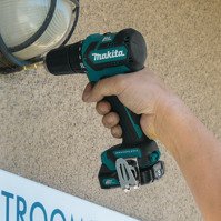 MAKITA Wiertarko-wkrętarka 12V 2x2,0Ah DF332DSAE + zestaw wierteł 8 szt.